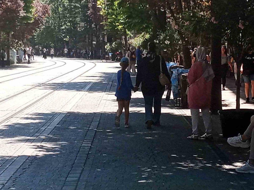 Gölgelere Sığınan Vatandaşlar Güneşli Alanları Bomboş Bıraktı