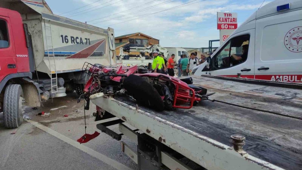 Motosiklet Kamyonun Altına Girdi: 1 Yaralı