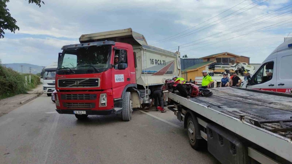 Motosiklet Kamyonun Altına Girdi: 1 Yaralı