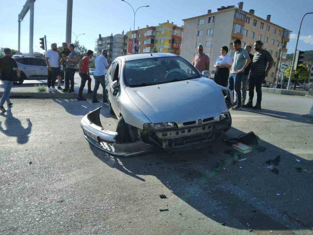 Yoldan Çıkarak Refüje Çarptı