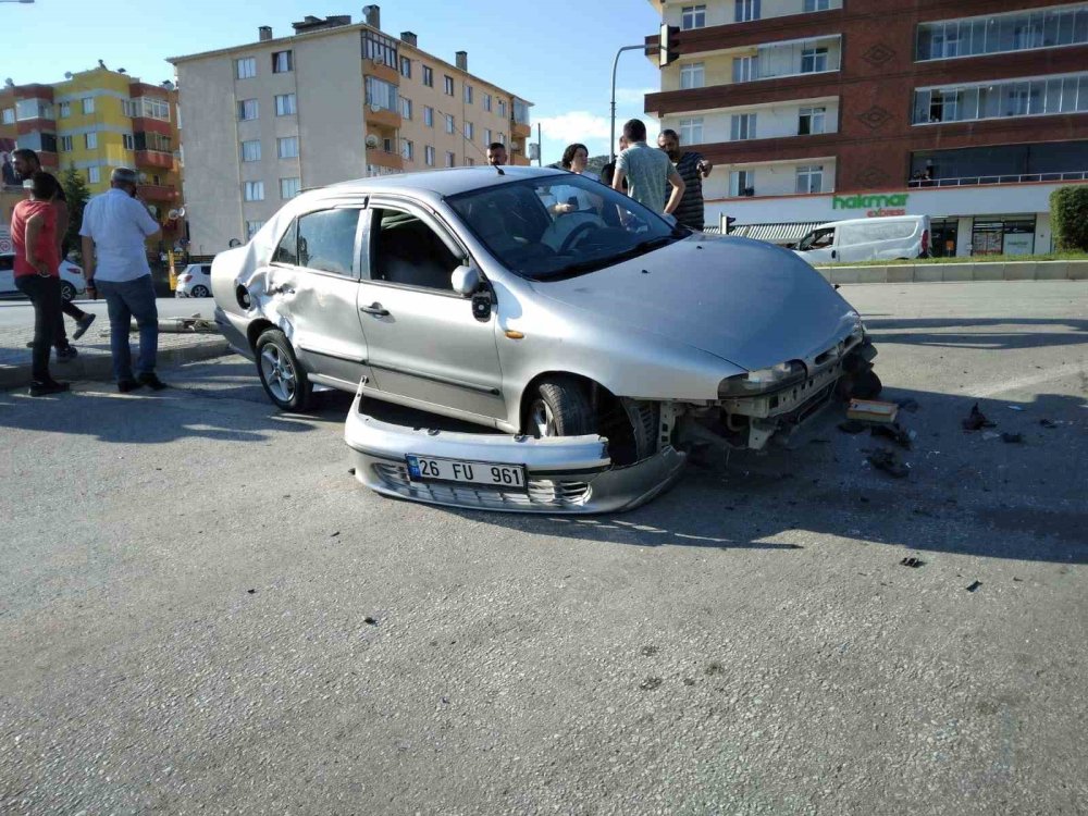 Yoldan Çıkarak Refüje Çarptı