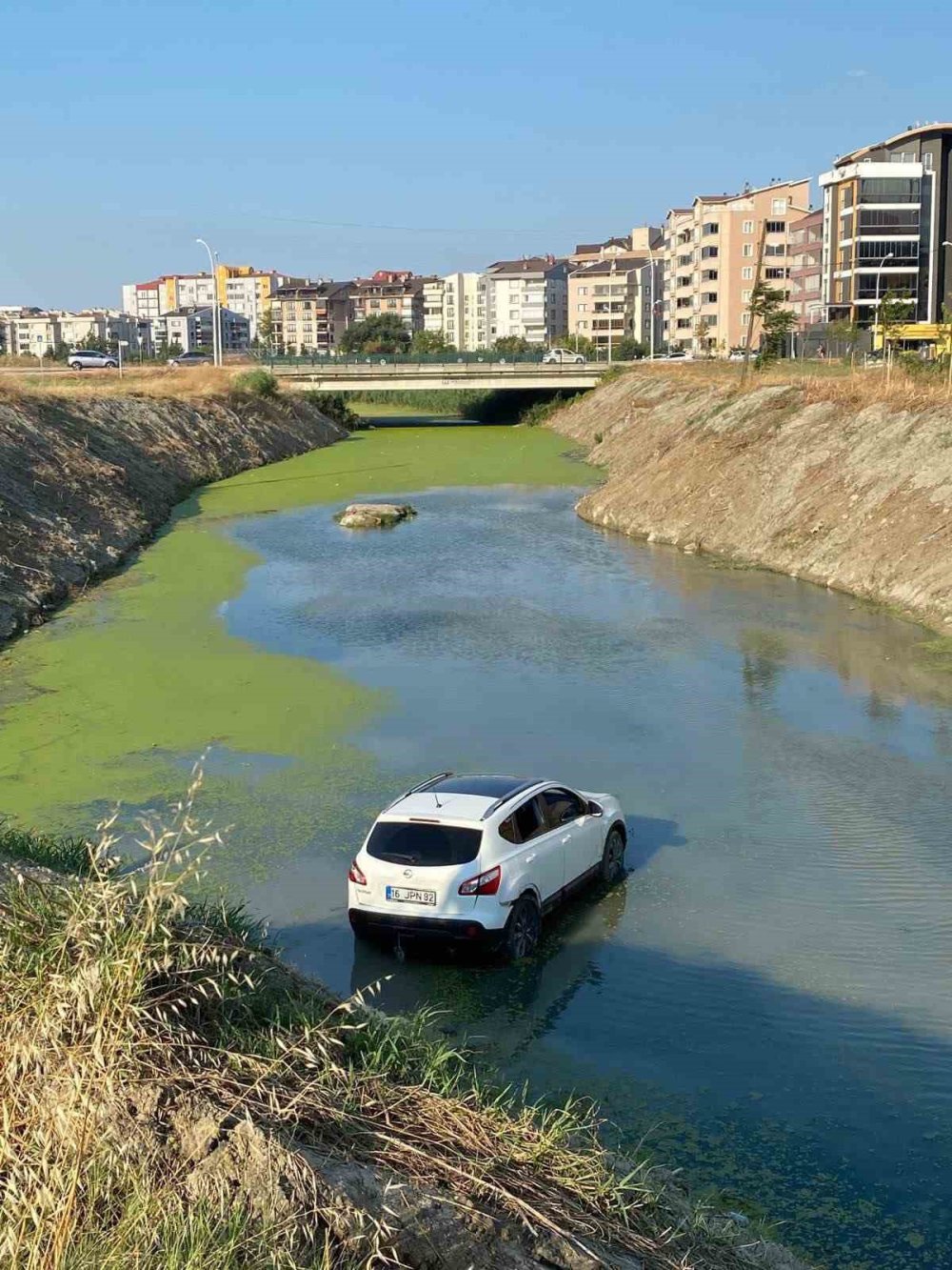 Kontrolden Çıkan Cip 6 Metreden Dereye Uçtu, Sürücü Yaralandı