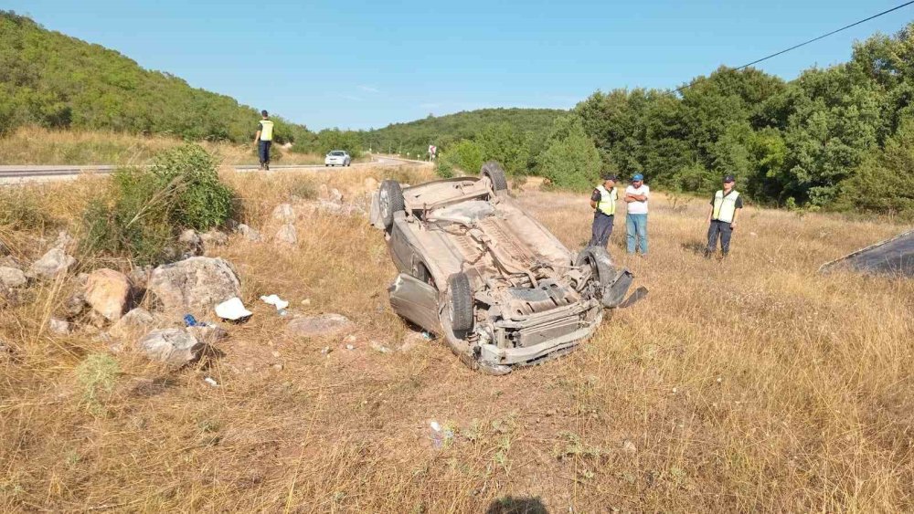 Takla Atan Otomobil Şarampole Yuvarlandı