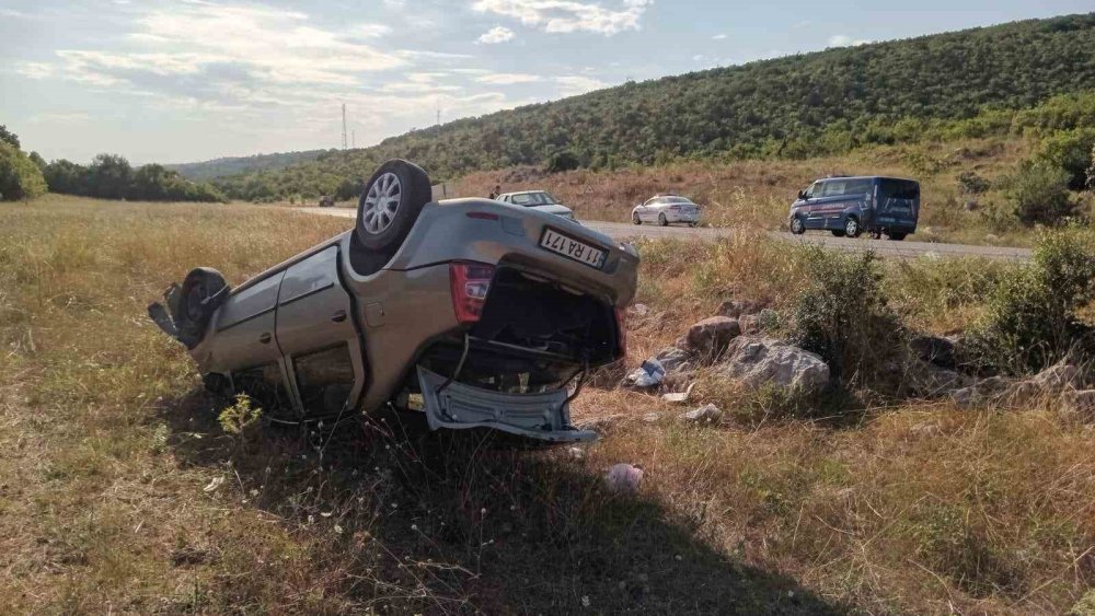 Takla Atan Otomobil Şarampole Yuvarlandı