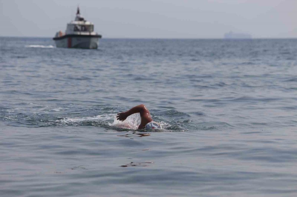 Armutlu’dan Mudanya’ya 12 Kilometre Yüzdüler