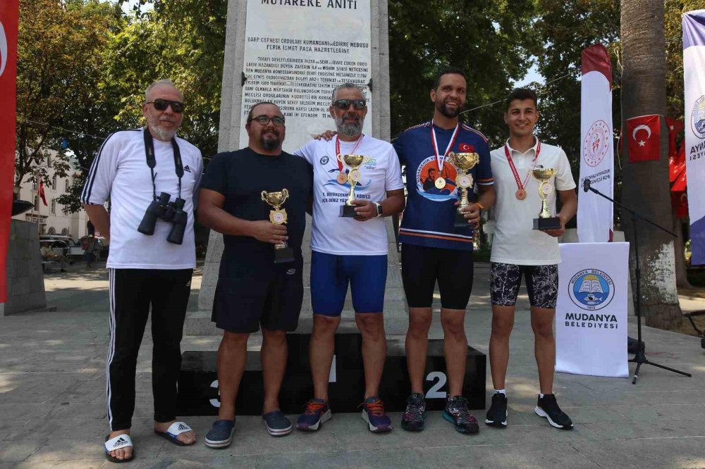 Armutlu’dan Mudanya’ya 12 Kilometre Yüzdüler