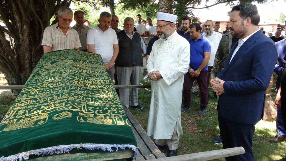 Diyanet İşleri Başkanı Erbaş, Kütahya’da Müezzin-kayyım Halil İbrahim Güçlü’nün Cenazesine Katıldı