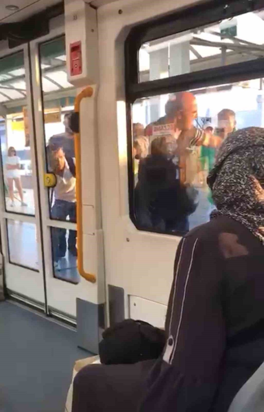 Metroda Yer Verme Kavgası