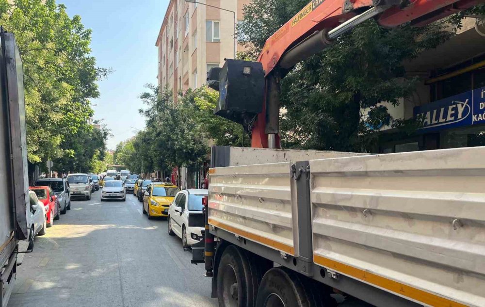 Caddede İkinci Şeride Park Edilen Kamyonet Trafiği Kilitledi