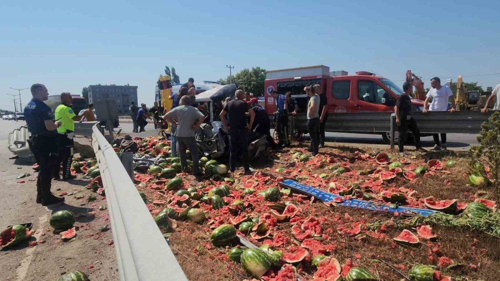 Karpuz Yüklü Kamyonet Refüje Çarptı