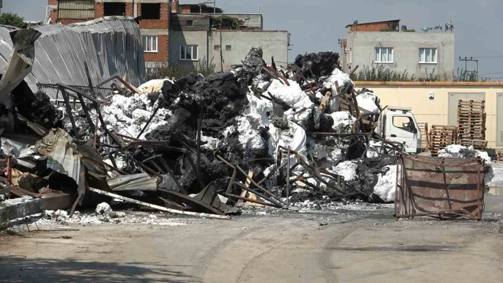 İki Fabrika Yangında Küle Döndü