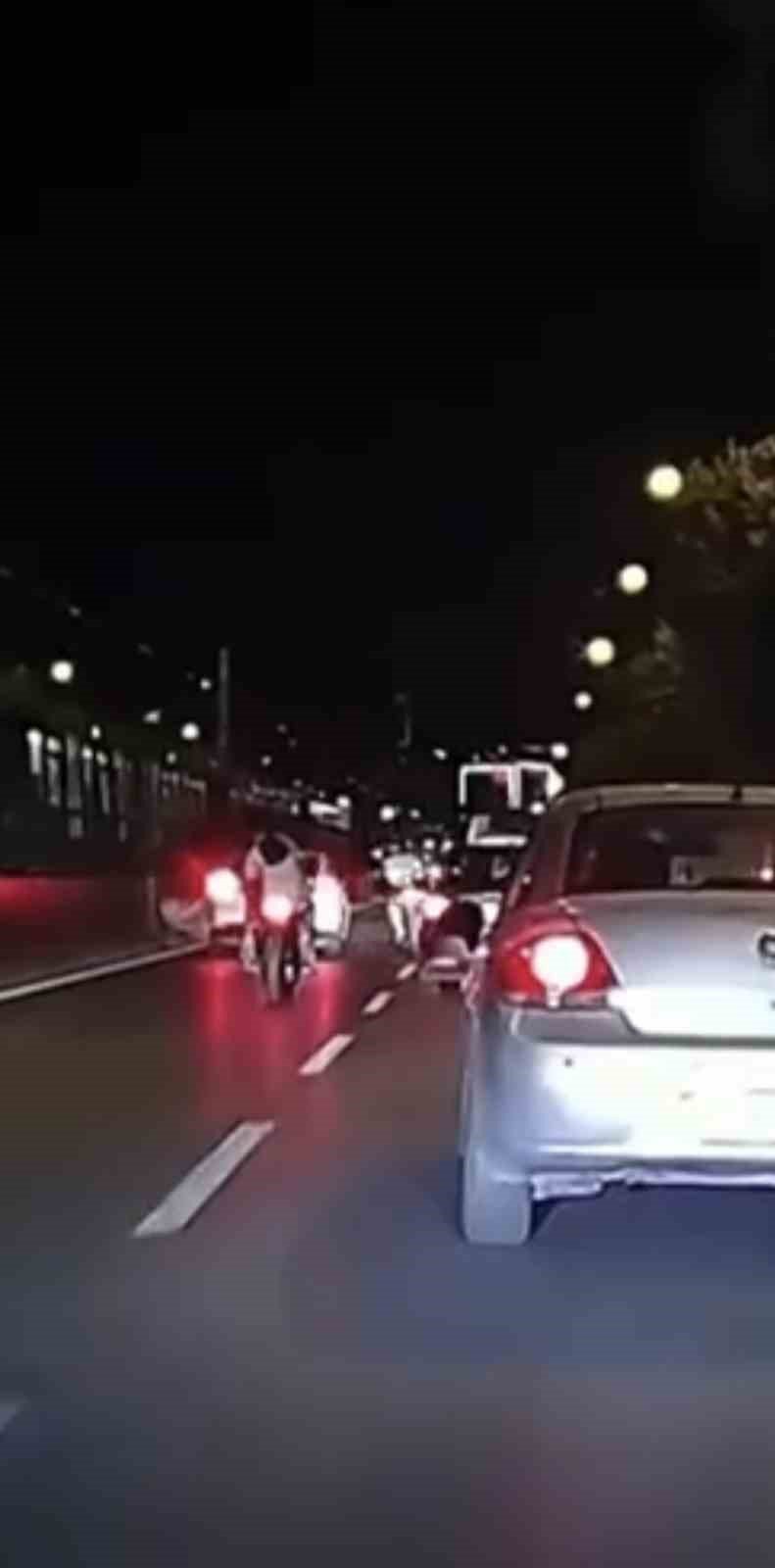 Trafiği Tehlikeye Soktu, Şerit Değiştiren Aracın Aynasını Kırdı