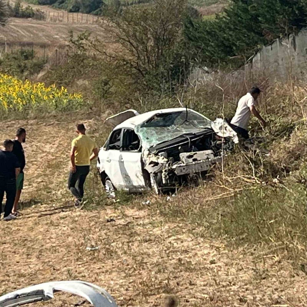 Taklalar Atan Otomobil Hurdaya Döndü: 1 Ölü, 1 Yaralı