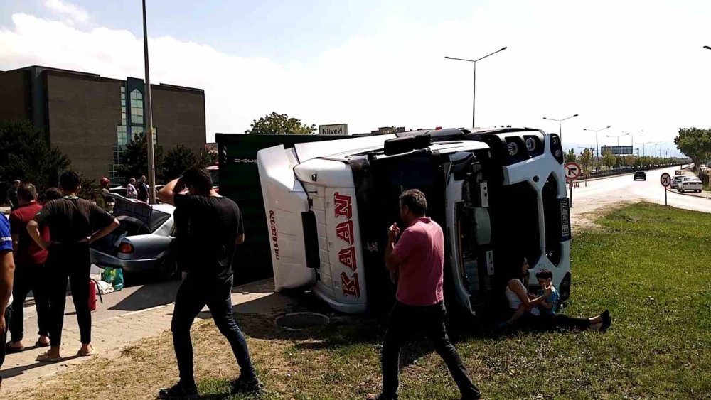 Otomobilin Üzerine Tır Devrildi!