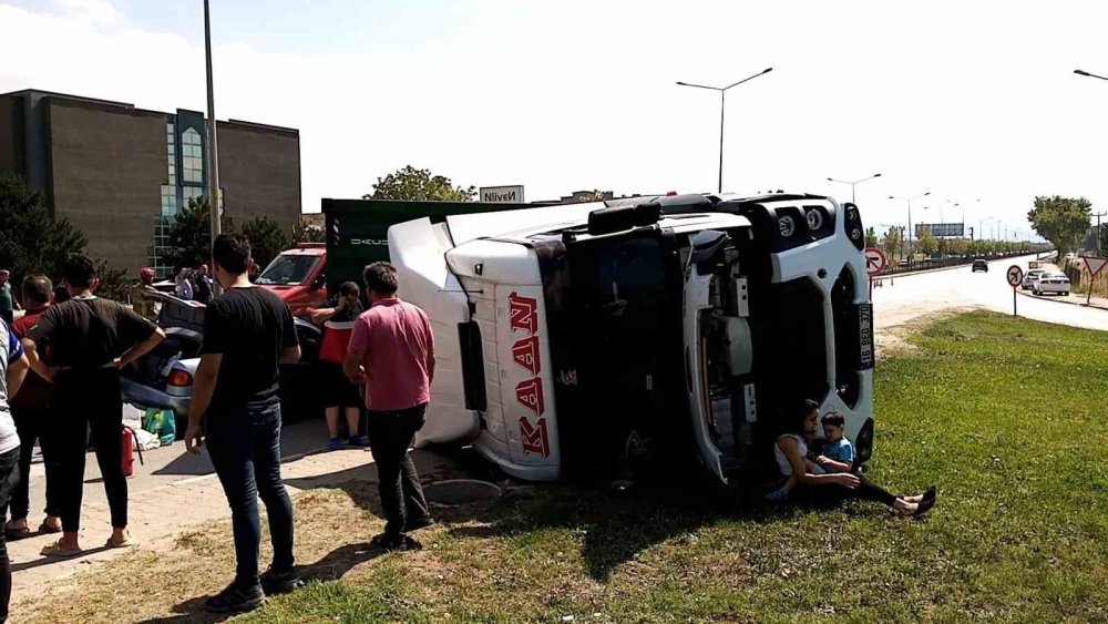 Otomobilin Üzerine Tır Devrildi!