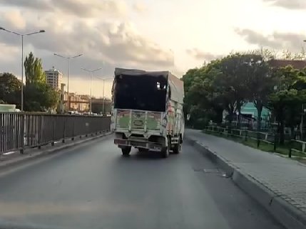 Plakasız Kamyonun Tehlikeli Hareketleri Tepki Topladı