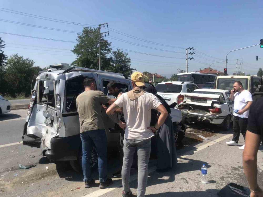 D-100’de Zincirleme Kaza: 1’i Çocuk Toplam 5 Yaralı