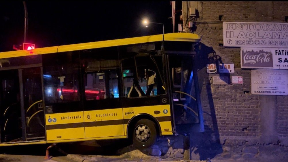 Kontrolden Çıkan Otobüs, Tamirciye Girdi