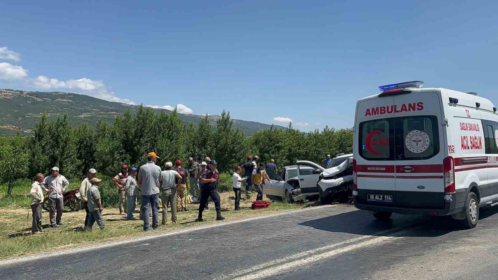 Bursa’da İki Otomobil Kafa Kafaya Çarpıştı: 5 Yaralı