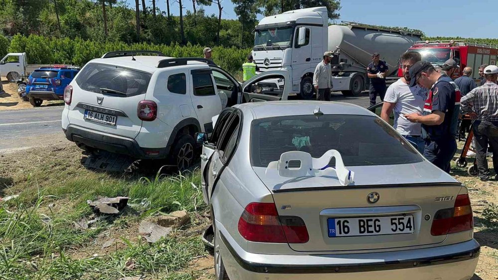 Bursa’da İki Otomobil Kafa Kafaya Çarpıştı: 5 Yaralı