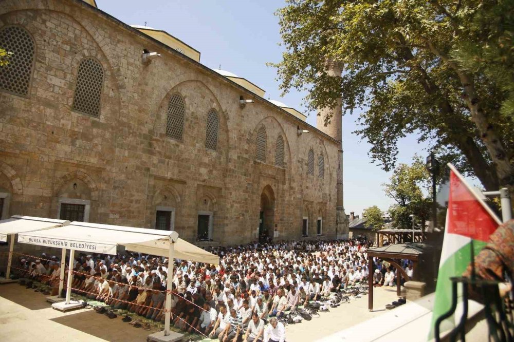 Yüzlerce Kişi Haniye İçin Gıyabi Cenaze Namazına Durdu