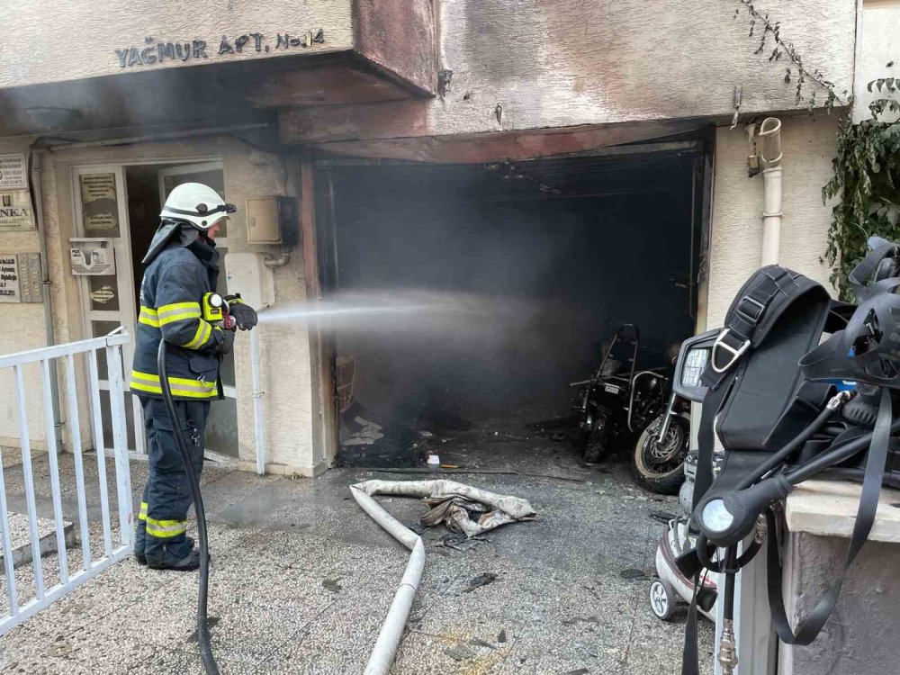 Garajda Çıkan Yangın Sonrası Araçlar Kullanılamayacak Hale Geldi