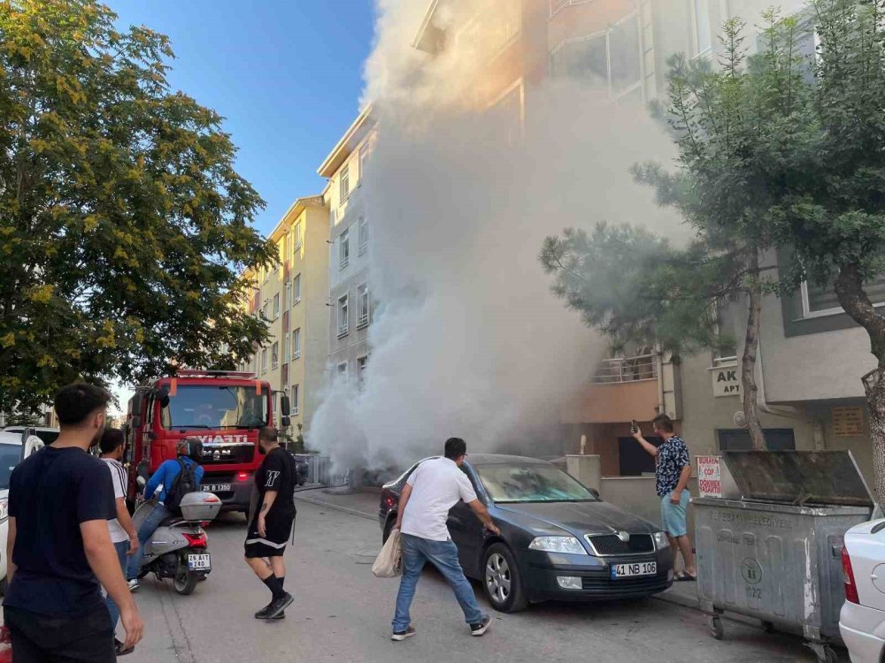 Garajda Çıkan Yangın Sonrası Araçlar Kullanılamayacak Hale Geldi