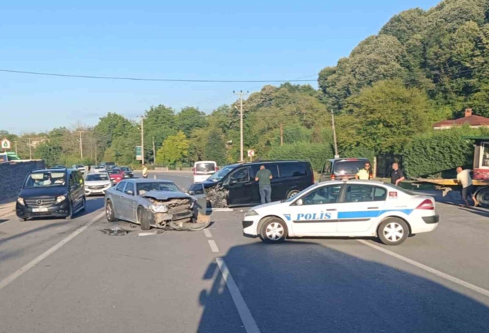 Minibüs İle Otomobil Kafa Kafaya Çarpıştı: 5 Yaralı