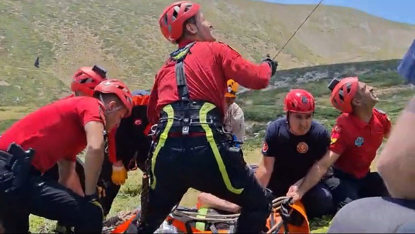 Uçurumdan Yuvarlanan Off-road Tutkunu 2 Kişi Helikopterle Kurtarıldı