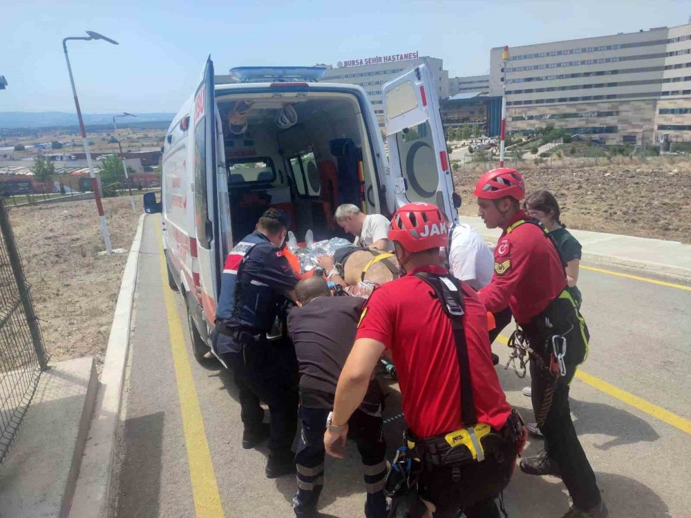 Uçurumdan Yuvarlanan Off-road Tutkunu 2 Kişi Helikopterle Kurtarıldı