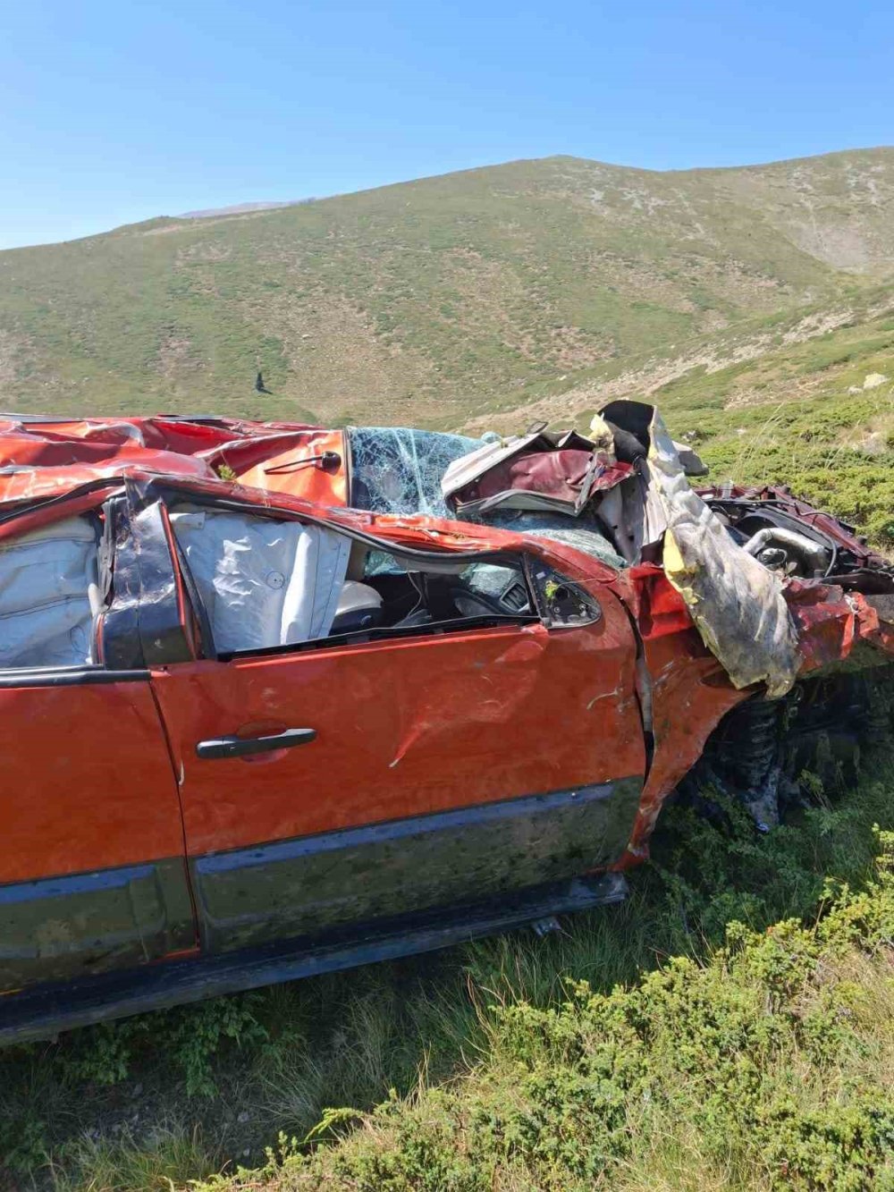 Uçurumdan Yuvarlanan Off-road Tutkunu 2 Kişi Helikopterle Kurtarıldı