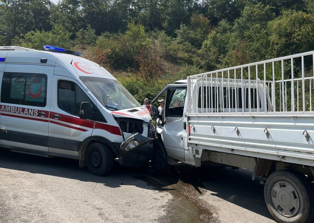 2 Ambulans Kamyonet İle Çarpıştı, 7 Kişi Yaralandı