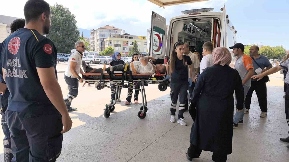 2 Ambulans Kamyonet İle Çarpıştı, 7 Kişi Yaralandı