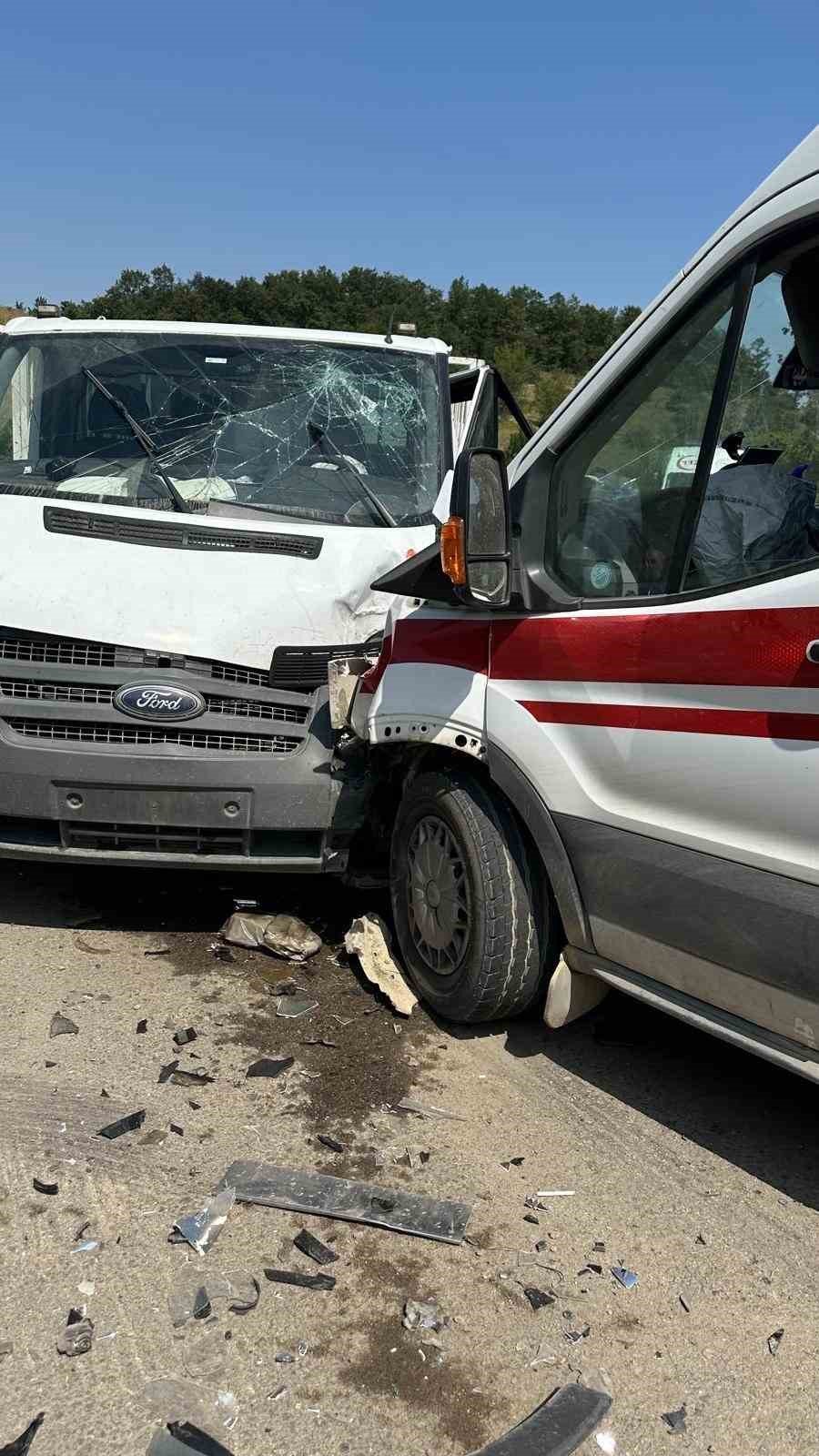 2 Ambulans Kamyonet İle Çarpıştı, 7 Kişi Yaralandı