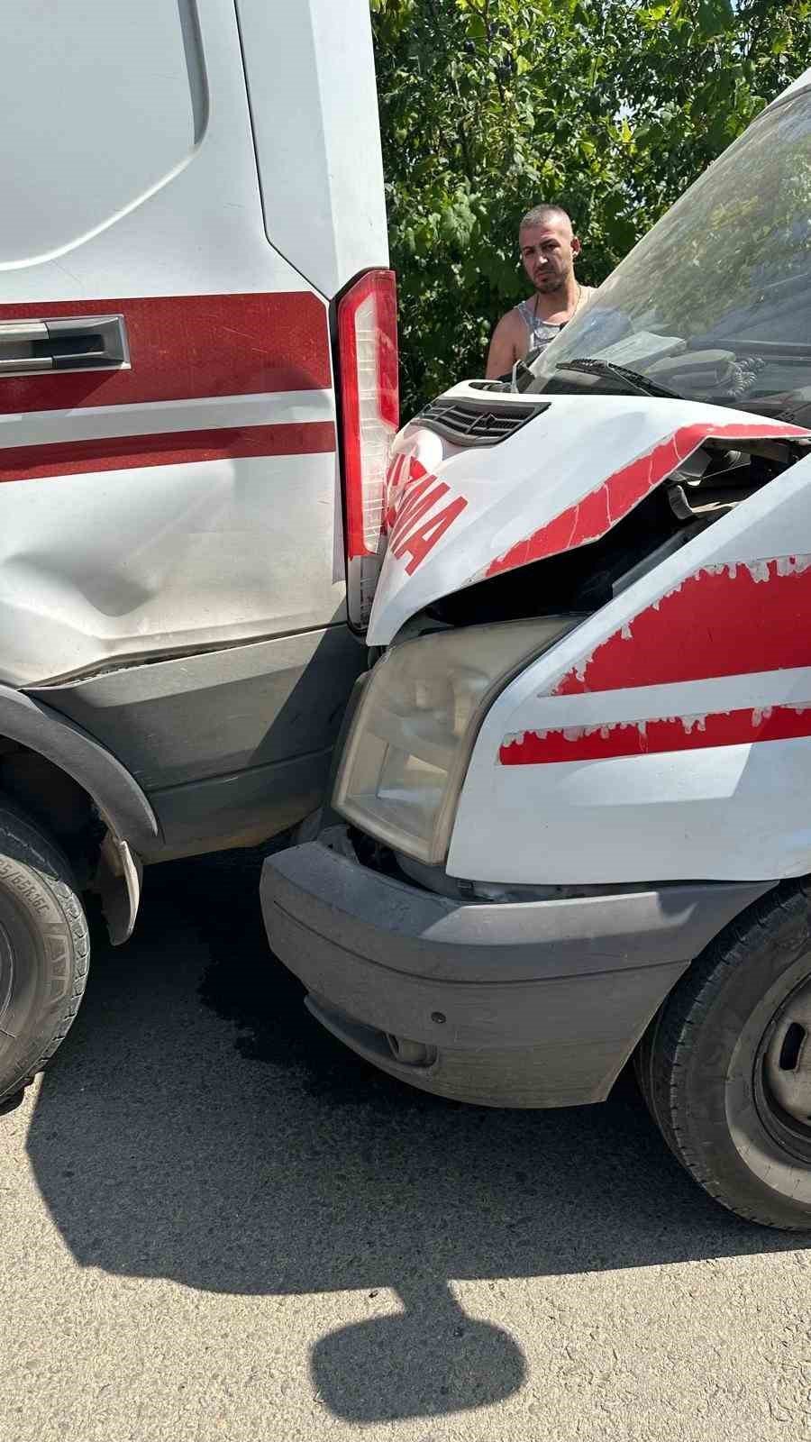 2 Ambulans Kamyonet İle Çarpıştı, 7 Kişi Yaralandı