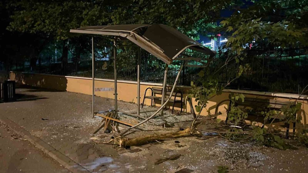 Alkollü Sürücü Otobüs Durağına Daldı