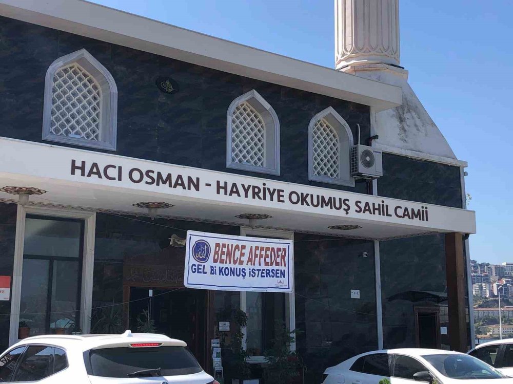 Camiye Asılan Afişi Görenler Şaştı Kaldı