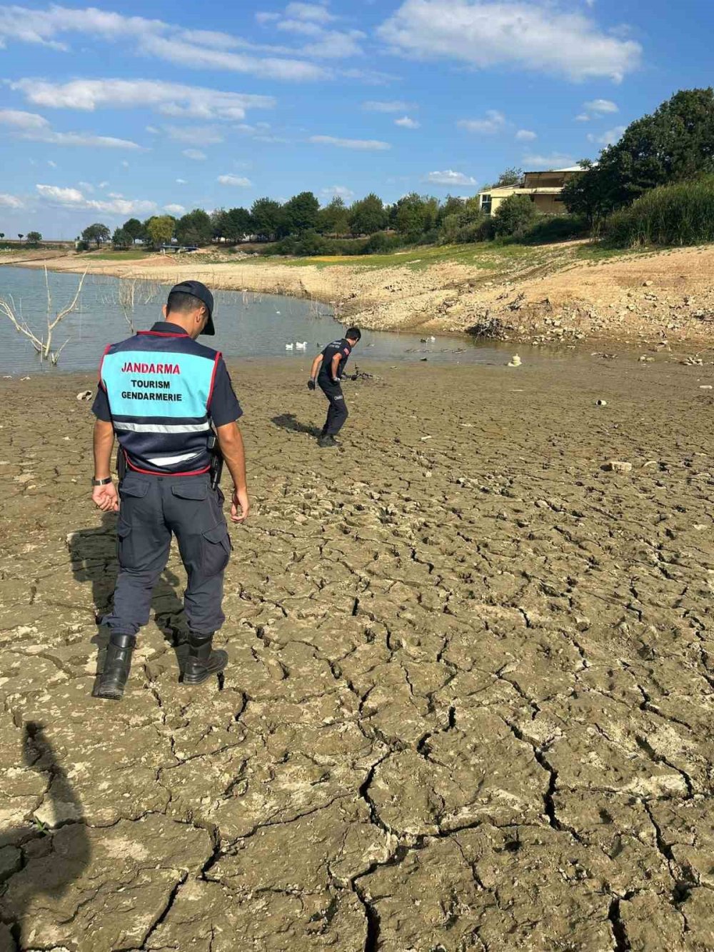 Çamura Saplanan 2 Çocuğu İtfaiye Kurtardı