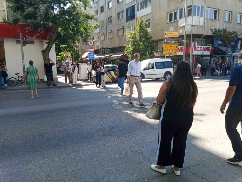 Trafikte Kırmızı Işığı Umursamayan Yayalar Tehlike Oluşturuyor