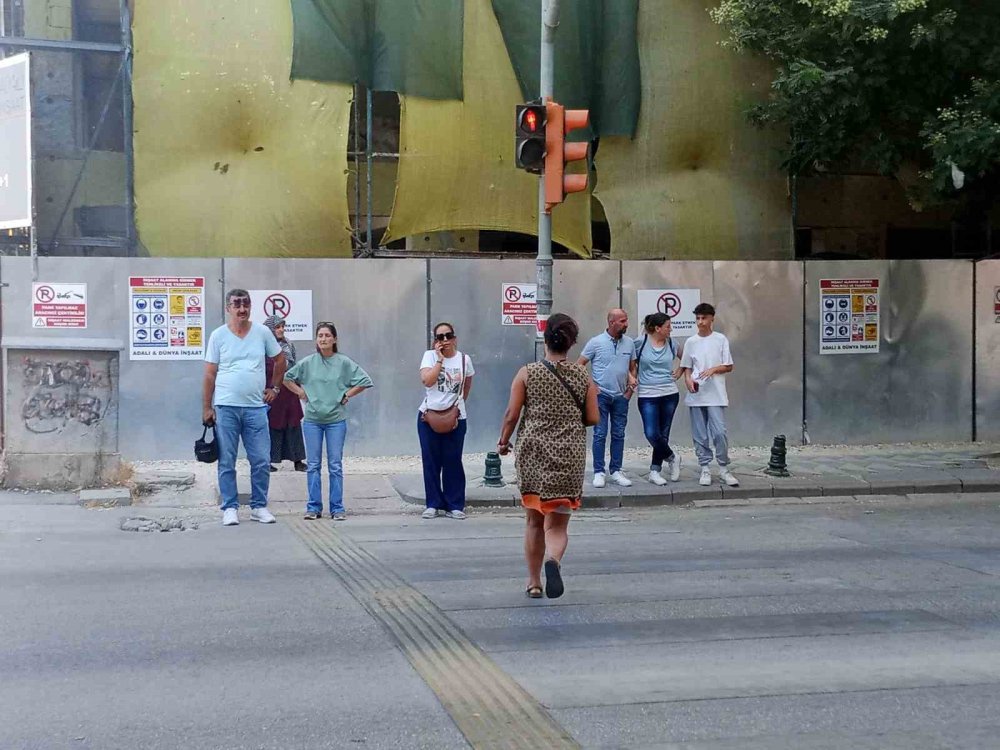 Trafikte Kırmızı Işığı Umursamayan Yayalar Tehlike Oluşturuyor