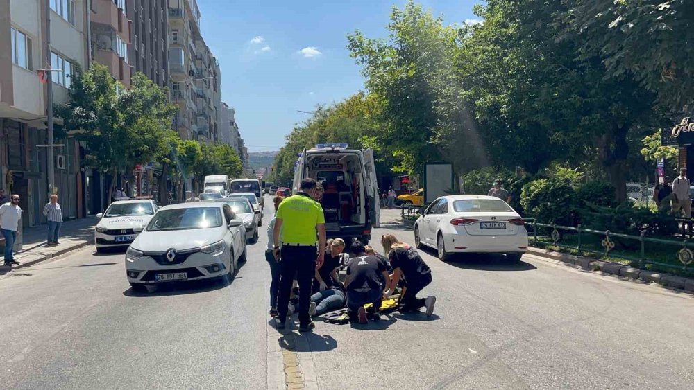 Elektrikli Bisikletin Çarptığı Kadın Hastaneye Kaldırıldı