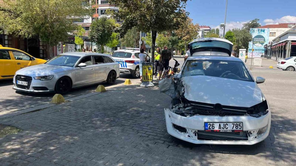 Kaza Yapan Alkollü Sürücü Aracın Başında Alkol Almaya Devam Etti