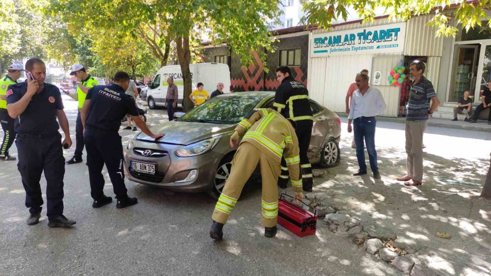 İki Otomobil Hurdaya Döndü