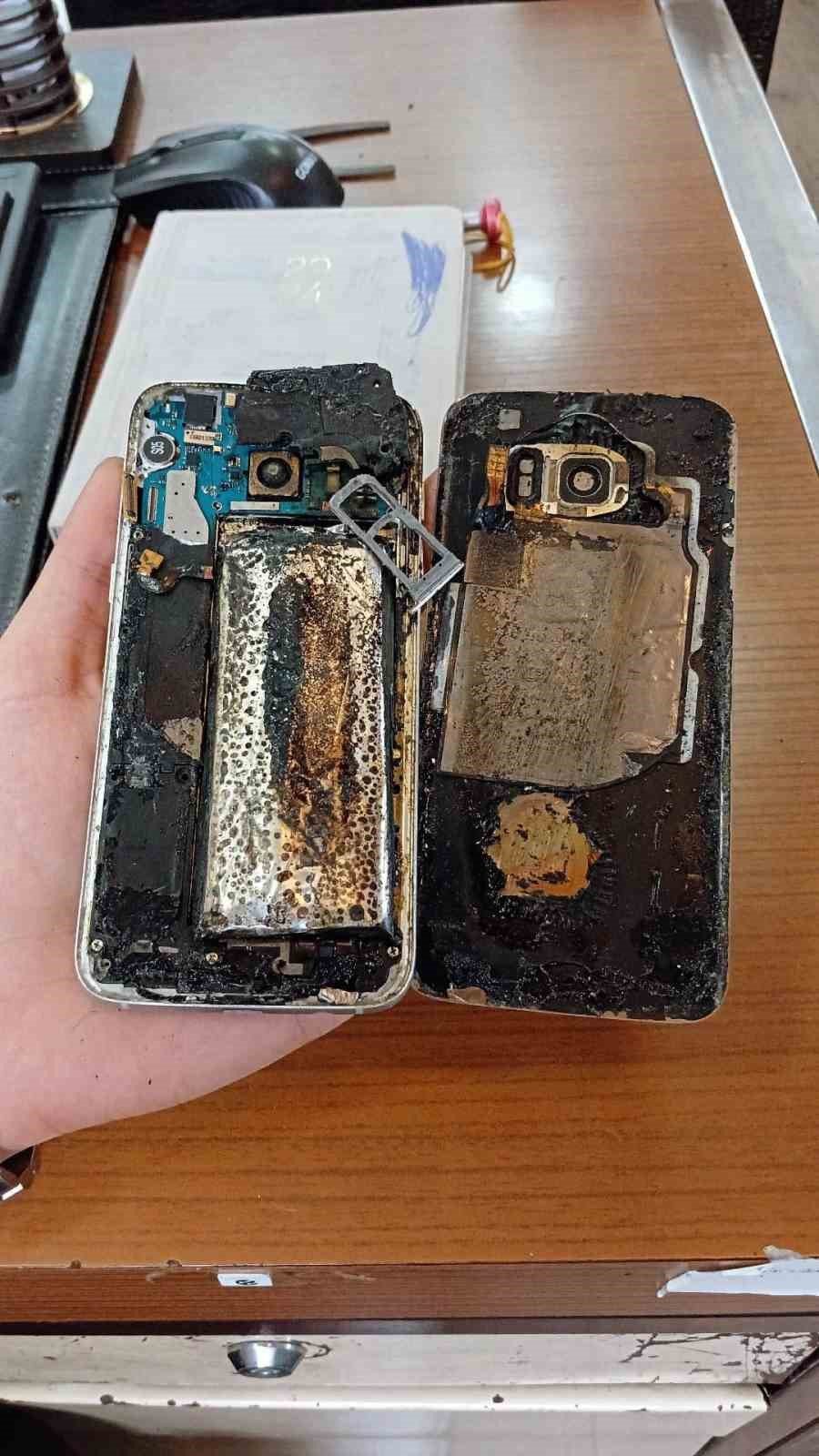 Telefonun Bataryası Bomba Gibi Patladı