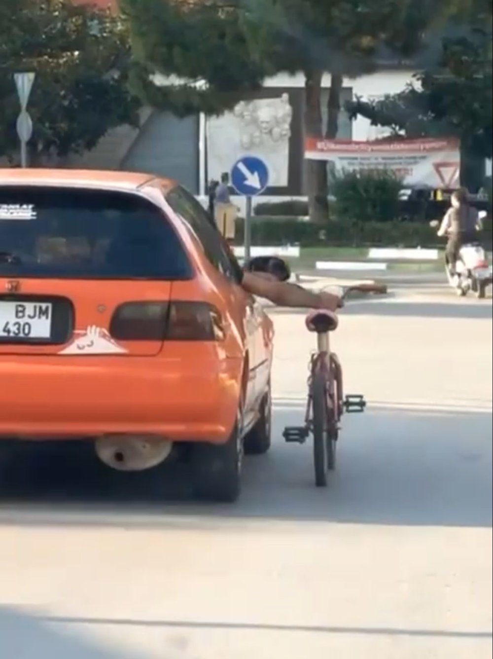 Trafikte Camdan Sarkarak Bisikletini Götürdü