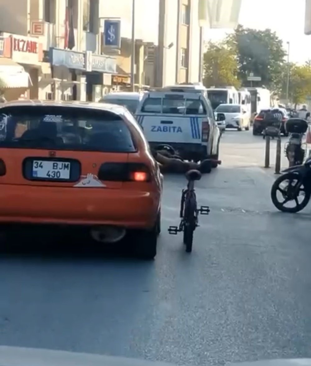 Trafikte Camdan Sarkarak Bisikletini Götürdü