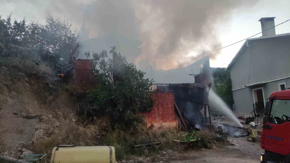 Banyo Sobasını Yakarken Çıkan Yangında Ev Küle Döndü