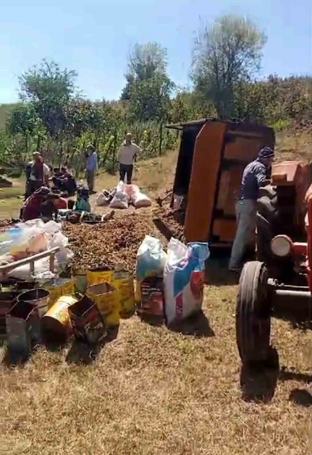 İşçileri Taşıyan Traktör Devrildi: 13 Yaralı