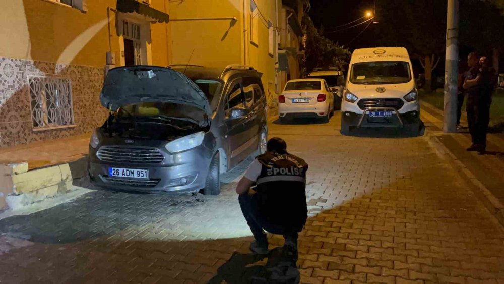 Park Halindeki Aracı Benzin Dökerek Ateşe Verdiler