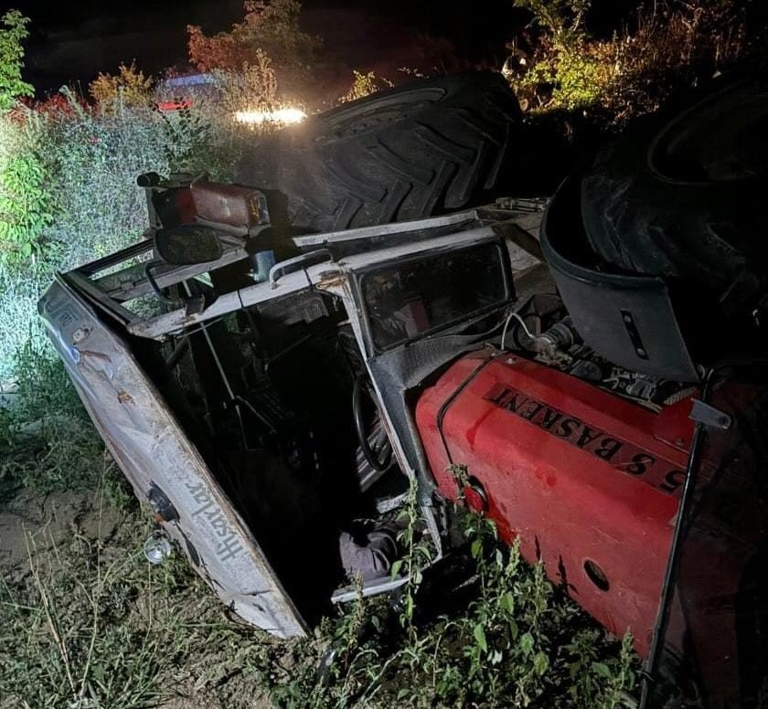 Traktör Devrildi, Sürücü Yaralandı